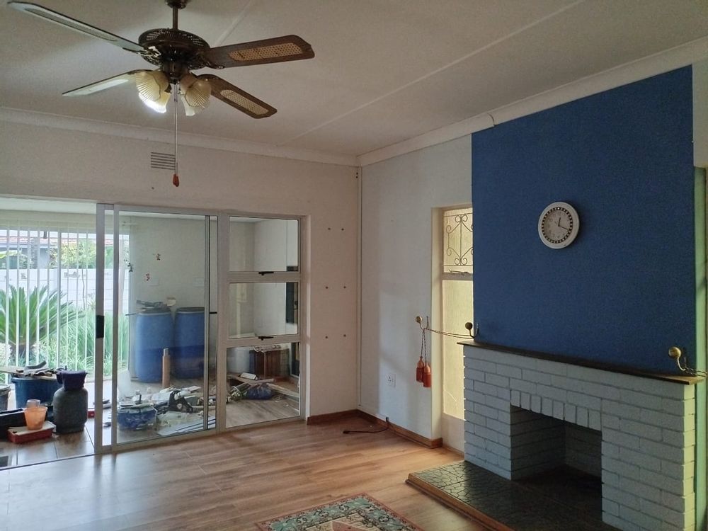 Spacious Living Room with Fire -Place