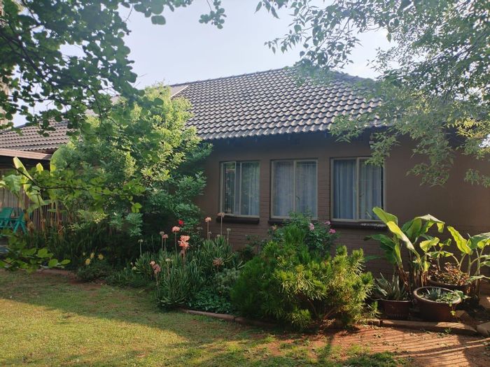 House for Sale in Stilfontein Central: 3 Bedrooms, Solar Panels, Near Shoprite.
