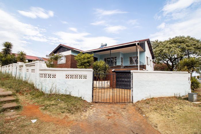 Bosmont House For Sale: 3 Bedrooms, large yard, garage, near schools and transport.