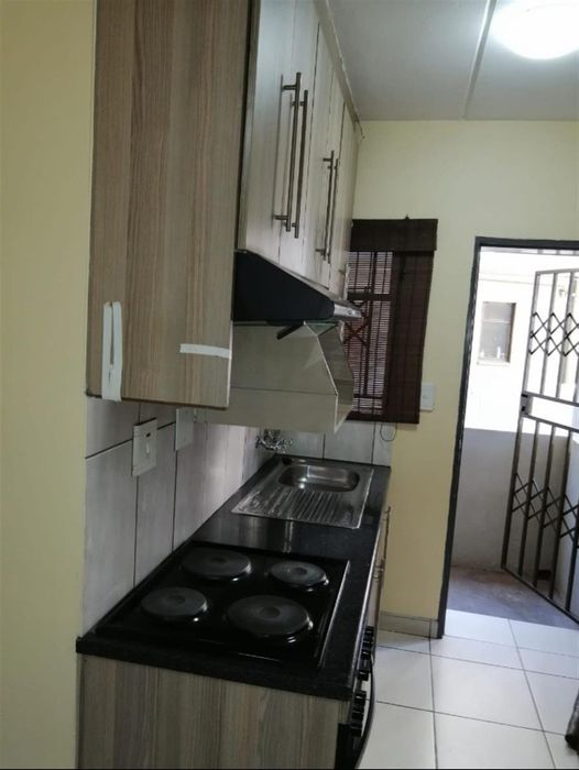 2 Bedroom Apartment For Sale in Jabulani with fitted kitchen and ample parking.