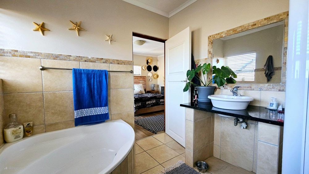 MAIN BEDROOM BATHROOM