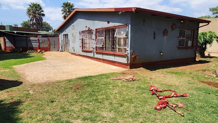 Minnebron House For Sale: 3 Bedrooms, spacious yard, open-plan living, great potential.