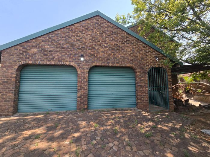 Aerorand House For Sale: 8 bedrooms, large yard, potential guesthouse, close to amenities.