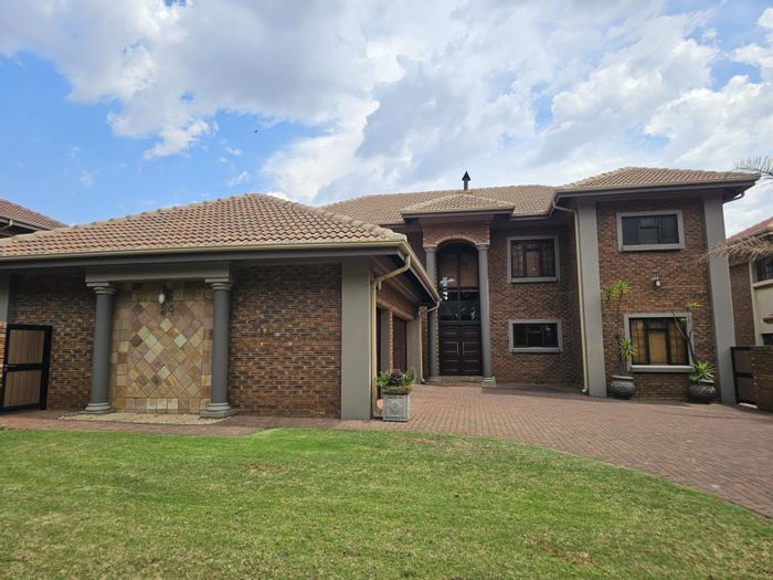 For Sale: House in Roberts Estate with pool, braai room, and spacious layout.