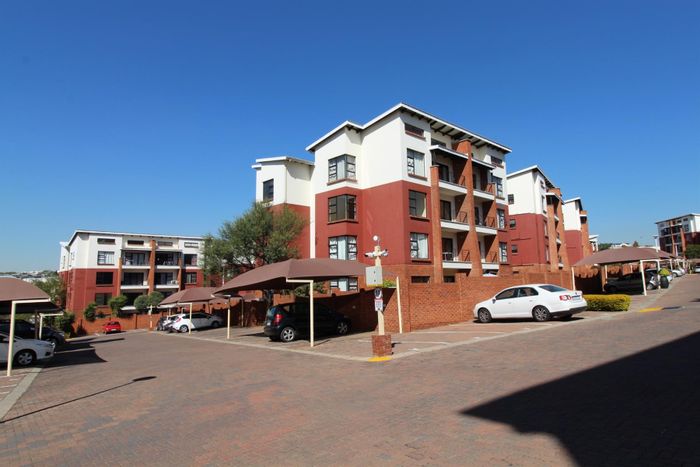 For Sale: Apartment in Greenstone Hill with clubhouse, gym, pool, and balcony views.