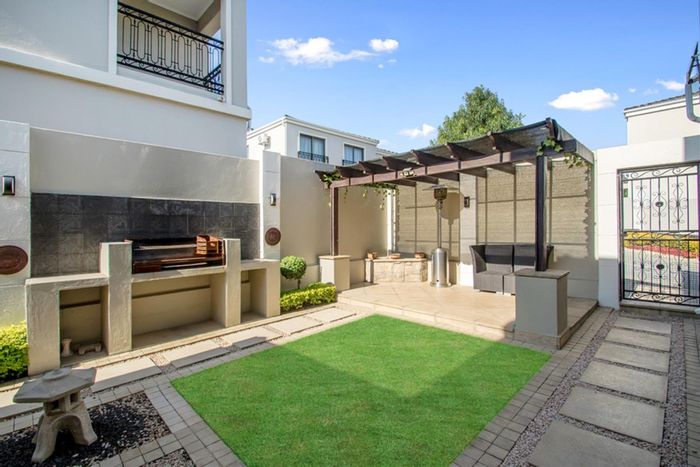 For Sale: Maroeladal Townhouse with garden, garage, clubhouse, and included furnishings.