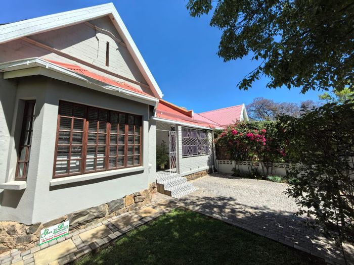 For Sale: Versatile 3-Bedroom House with Studio Garage in Memorial Road Area.