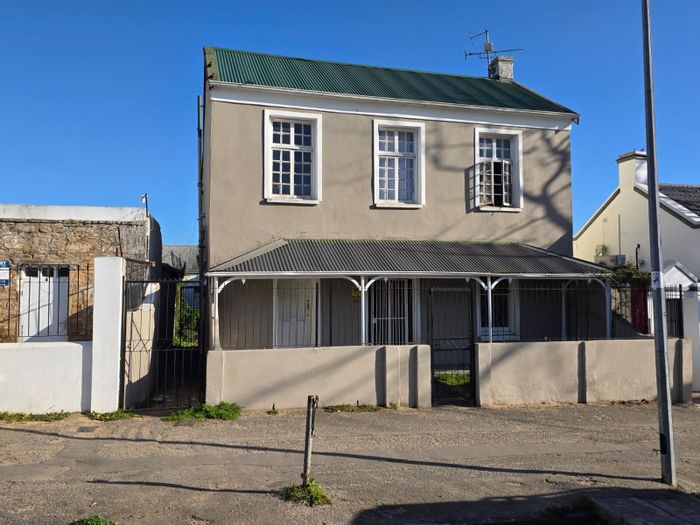 Historic 6-bedroom house in Grahamstown Central, ideal for family or investment. For Sale.
