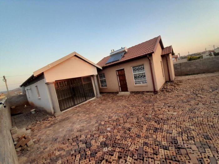 For Sale: House in Lehae with 4 rental units, secure gate, and ample space.