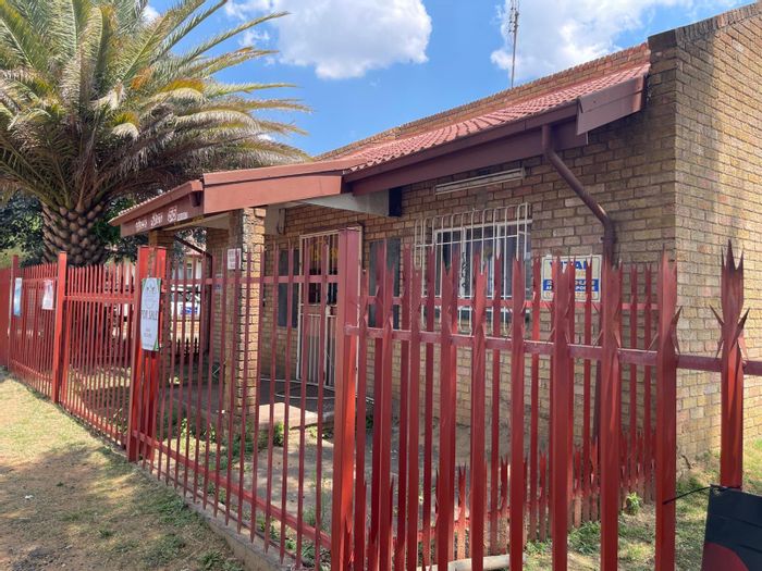 For Sale: House in Kriel Central with business potential, near schools and shops.