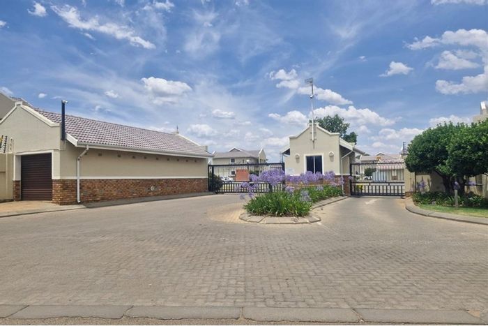 Townhouse To Rent in Nortons Home Estate: 2 beds, office, balcony, secure complex.