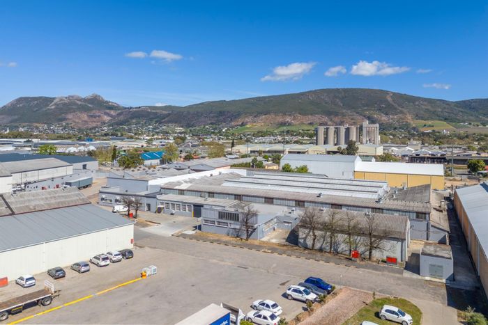 House to Rent in Dal Josafat with secure access and ample space.