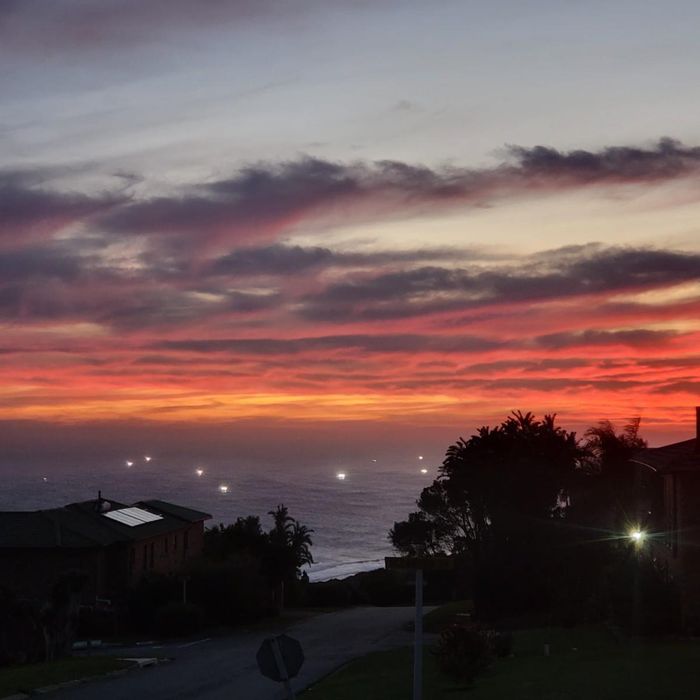 For Sale: House in Blue Horizon Bay with flat, sea views, and outdoor entertainment.