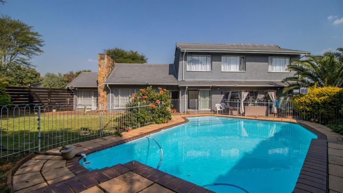 Dowerglen House For Sale: 6 Bedrooms, Pool, Braai Area, Secure Enclave.