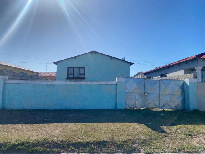 House for Sale in Motherwell: 2 Bedrooms, secure yard, close to schools and amenities.