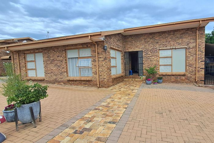 Parys Central Townhouse For Sale: 3 beds, secure parking, entertainment area, solar system.