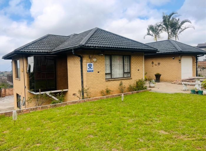 For Sale: House in Shallcross with 3 beds, gym, flatlets, and security features.