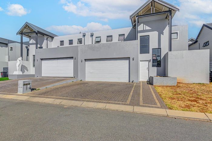 Broadacres House For Sale: 4 bedrooms, secure estate, spacious garden, double garage.