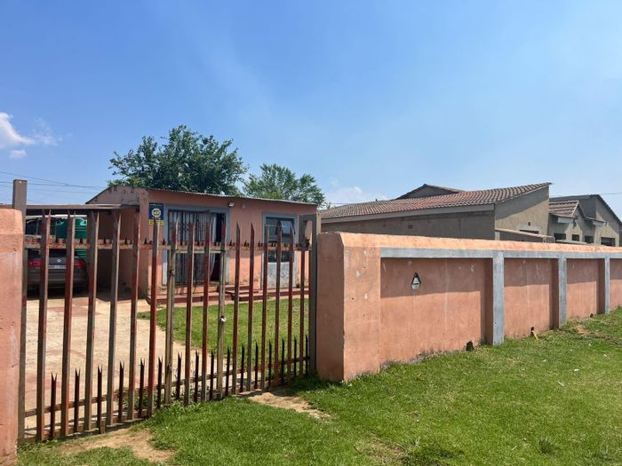 Cozy 1-bedroom house in Glencoe Central, secure living with ample potential. For Sale.