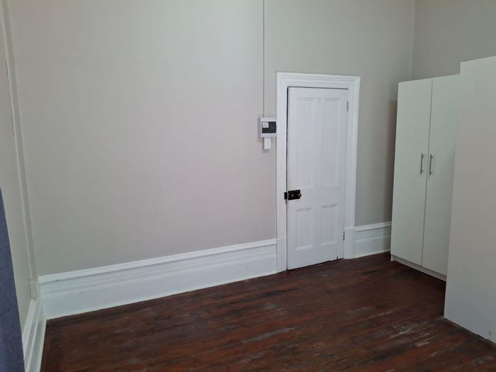 North End Apartment To Rent: Studio with kitchenette, prepaid utilities, secure living.