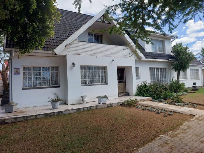 For Sale: House in Bluewater Bay with 3 beds, guest flat, and 4 garages.