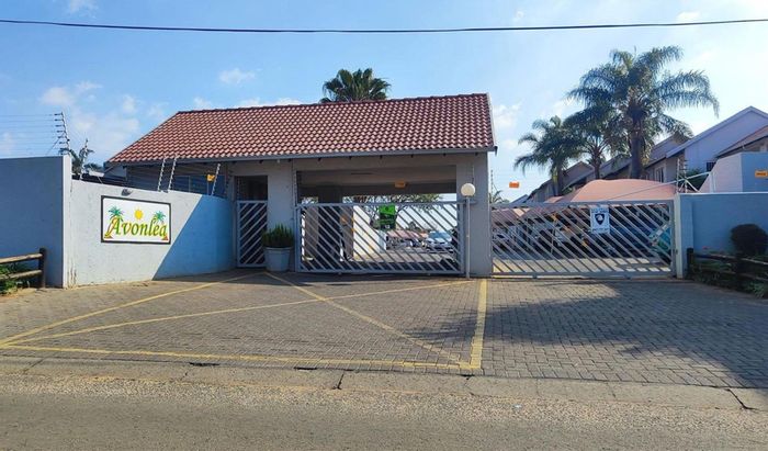 Townhouse For Sale in Glen Marais: 2 beds, pool access, near R21 and shops.