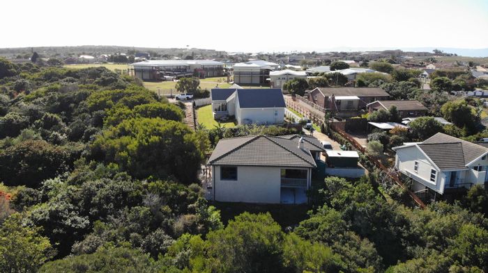 Noorsekloof House For Sale: 2 beds, jacuzzi, pet-friendly, double garage, spacious garden.