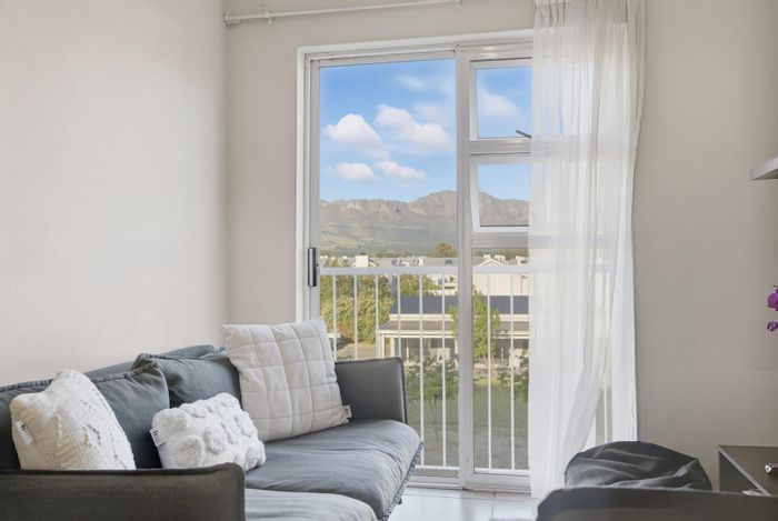 Klein Parys Apartment For Sale: Mountain views, secure living, close to amenities.