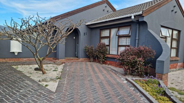 Spacious 5-bedroom house in Welgelegen with ample parking and expansion potential. For Sale.