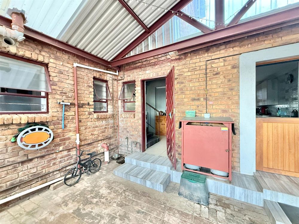 To Flat at back door