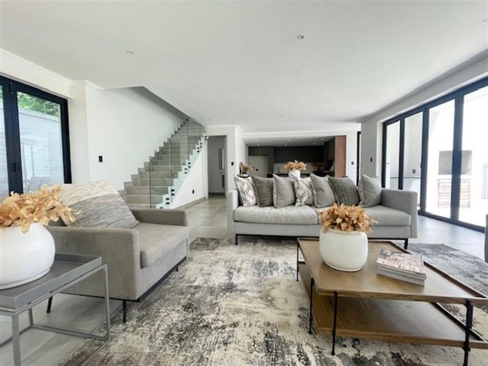 Hyde Park House For Sale: 4 Bedrooms, Private Garden, Pet-Friendly, No Transfer Duty.