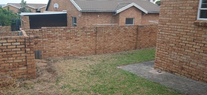 Honeydew Apartment For Sale: 2 Bedrooms, Loft, Security, Garden, Parking Available.