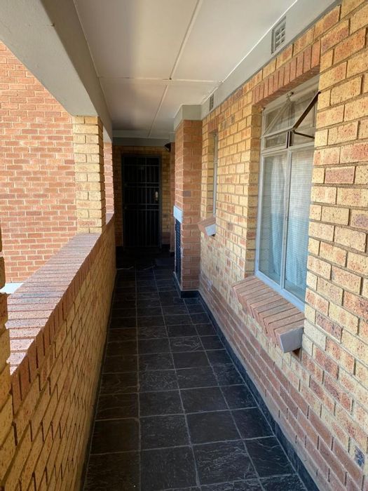 Heuweloord Apartment For Sale: 2 Bedrooms, Solar Backup, 24-Hour Security, Play Areas.