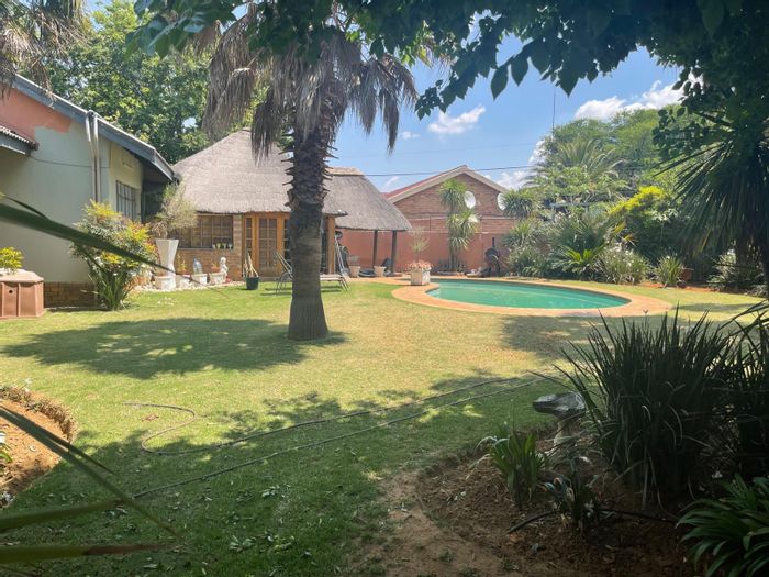 Kriel Central House For Sale: 5 bedrooms, pool, lapa, and ample parking.