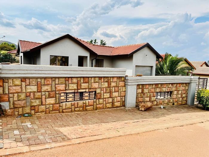 For Sale: 3-bedroom house in Tlhabane West with en-suite, garage, and water tank.