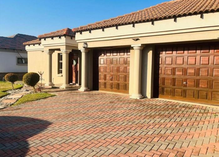 Heatherview House For Sale: 3 beds, 2 baths, double garage, secure estate.