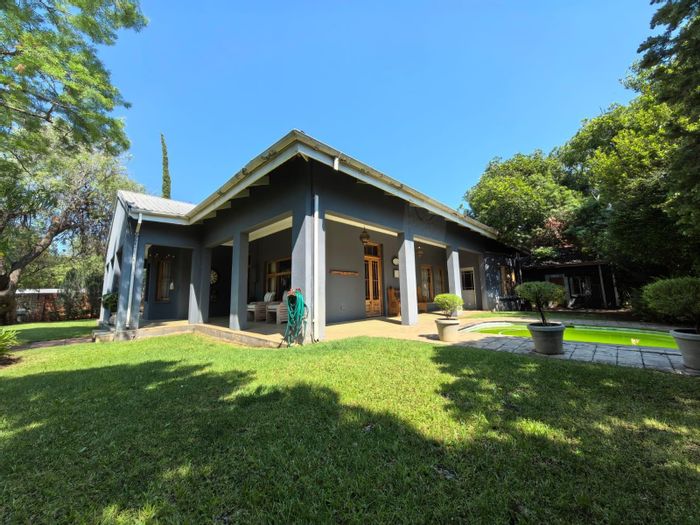 For Sale: House in Memorial Road Area with 3 beds, guest flatlet, pool.