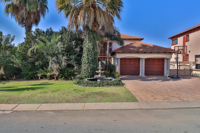 For Sale: Spacious 6-bedroom house in Blue Valley Golf Estate with pool and study.