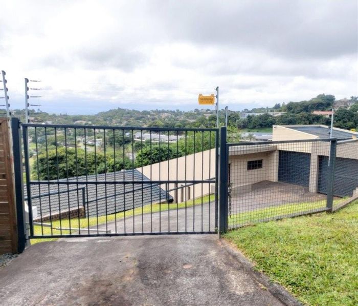 3-bedroom house for sale in Durban North Central with pool and office space.