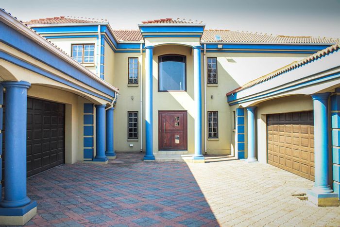 Aerorand House For Sale: Spacious living, gourmet kitchen, wine cellar, flatlet, borehole.