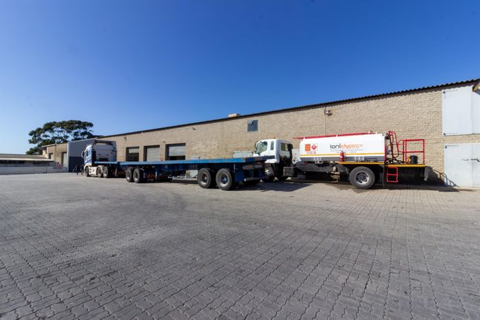 House To Rent in Perseverance Industrial: Four workshops, secure complex, ideal for logistics.