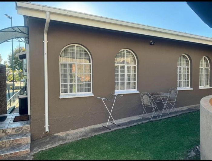 House To Rent in Ferndale: Fully furnished, WiFi, pool, secure parking included.