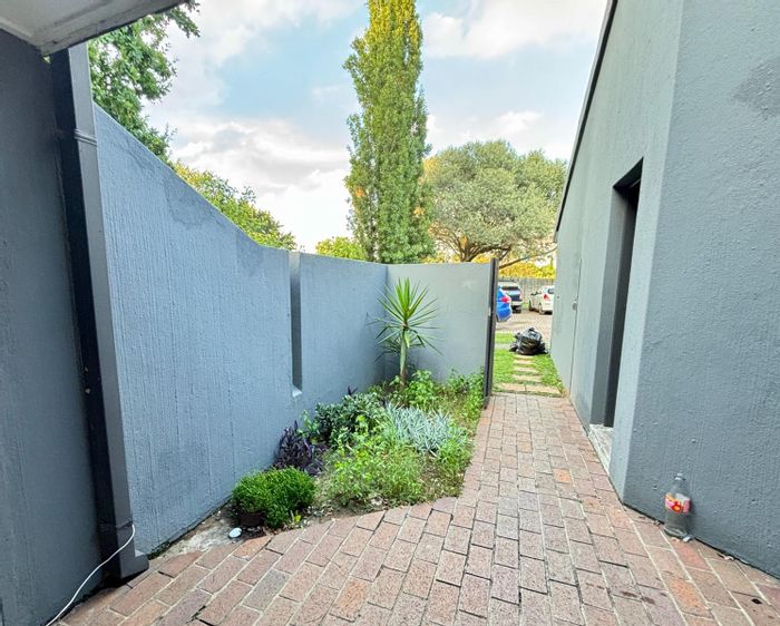 For Sale: Townhouse in Sasolburg Central with 2 beds, security features, and courtyard.