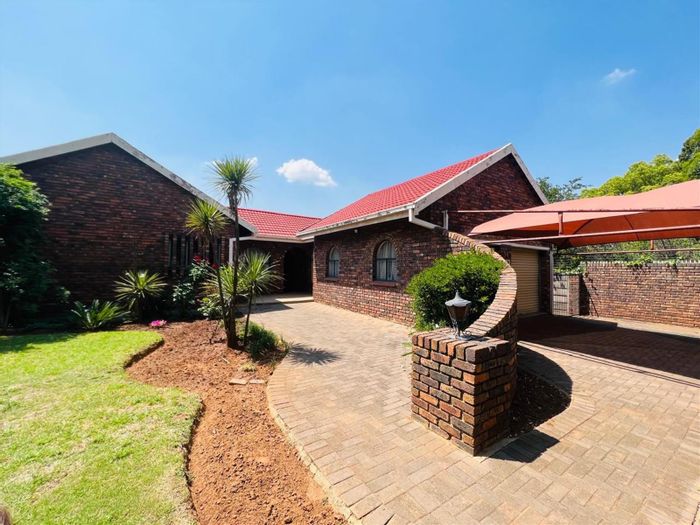 Vanderbijlpark Se House For Sale: 3 Bedrooms, 2 Lounges, Lapa, Garden, Security.