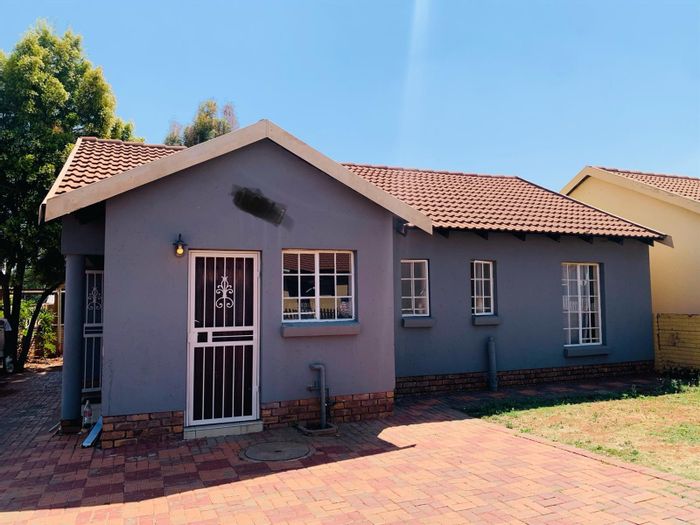 3-Bedroom House For Sale in Chantelle with garden, garage, and secure living.