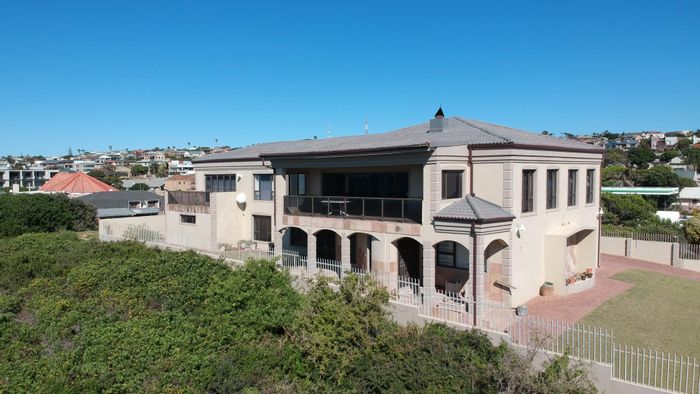 For Sale: House in Ferreira Town with 7 bedrooms, solar power, and ocean views.