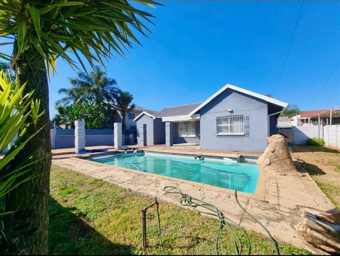 Robertsham House For Sale: 3 beds, pool, cottage, secure parking, near amenities.