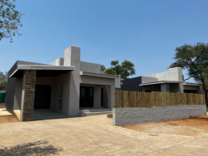 For Sale: House in Hoedspruit Central with solar power, en-suite bedrooms, and custom options.