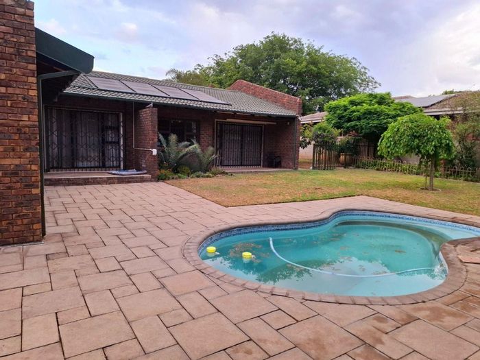 Aerorand House For Sale: 4 beds, in-law suite, solar pool, spacious yard.