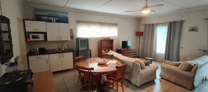 Cottage To Rent in Dorchester Heights: 1 Bed, Pool Access, Secure Parking.